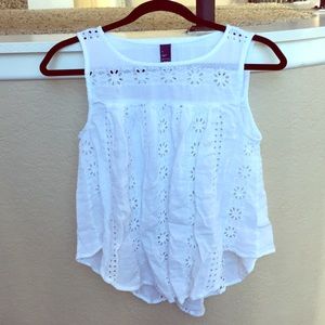 GAP white eyelet tank top, size small. Brand new